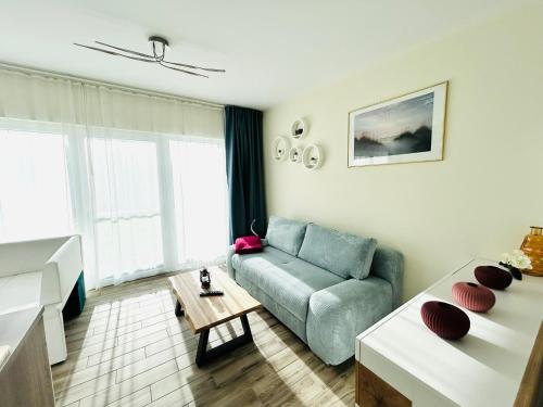 ein Wohnzimmer mit einem Sofa und einem Tisch in der Unterkunft Fewo Graal Müritz Sobierajczyk in Gelbensande