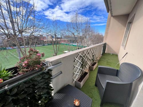 d'un balcon avec deux chaises et une vue sur un champ. dans l'établissement Residence Locchi, à Trieste