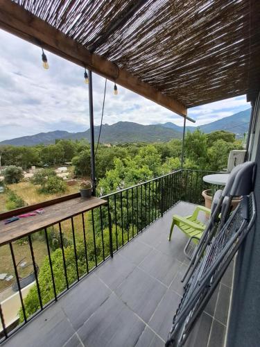 een balkon met stoelen en uitzicht op de bergen bij maison de vacances SOREDE 5 KMS ARGELES SUR MER in Sorède