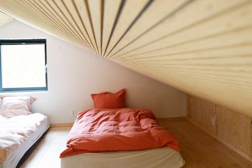 1 dormitorio con cama y ventana. en Cozy Retreat and danish design in Nature's Splendor, Sogn, Norway, Jacuzzi-option available, en Sogndal