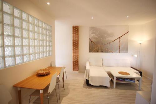 sala de estar con cama, mesa y comedor en Ground floor with garden, swimming pool and private parking, en Sóller