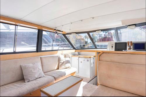 トレグアディアロにあるBarco Americano Sotograndeの- リビングルーム(ボート内のソファ付)