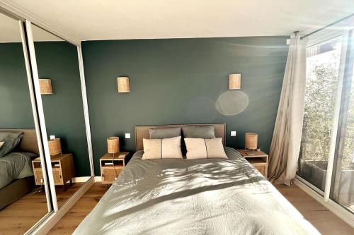 une chambre avec un lit et un mur bleu dans l'établissement Bright & cosy appart, balcony, à Boulogne-Billancourt