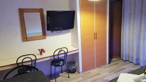 Télévision ou salle de divertissement dans l'établissement Residence Villa Rosa dei Venti