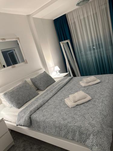 une chambre avec un lit avec deux oreillers dessus dans l'établissement Centrum, à Subotica