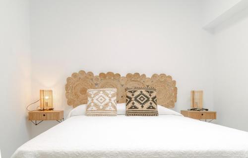a bedroom with a large white bed with two lamps at Finca de L’ANGLÉS Casa Poniente in Potríes