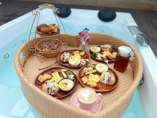 a tray of breakfast food on a table at Inn巷文創旅店 Inn siang B&B-墾丁夢幻島 in Sigou