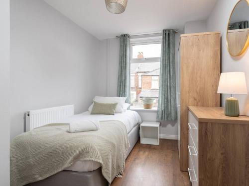 a bedroom with a bed and a window at Pass the Keys Tranquil Green Retreat - 3 Bed Tuebrook Terrace in Liverpool