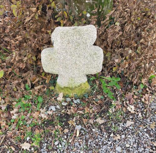 a stone with a cross on the ground at Chambre d'hôtes Se Sentir Libre Noisette in Crozant