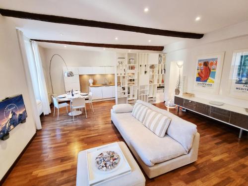 un salon avec un canapé et une table dans l'établissement 