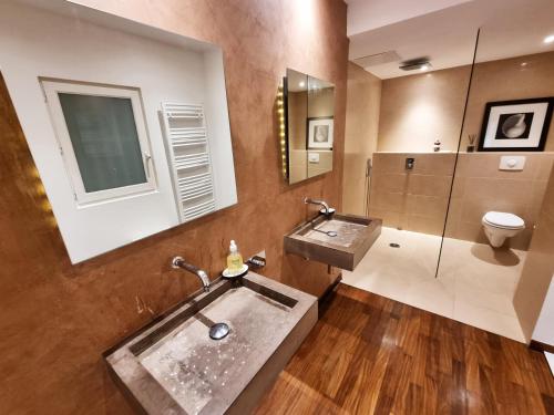 bagno con lavandino e servizi igienici di In Old Nice, with A/C, quiet, for foodies and art lovers a Nizza