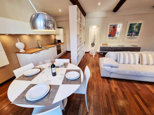 une cuisine et un salon avec une table et des chaises blanches dans l'établissement 