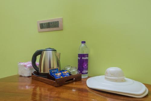ポンディシェリにあるMartine's Residencyのミキサー付きテーブル、ボトル入り飲料水