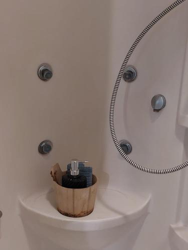 une salle de bain avec une baignoire avec un miroir dans l'établissement La Belangerie, à Saint-Loup