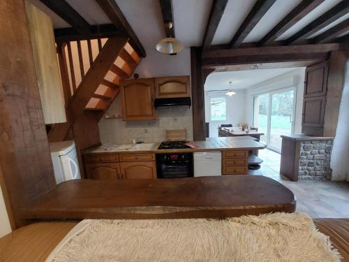 une cuisine avec des armoires en bois et un comptoir dans l'établissement La Belangerie, à Saint-Loup