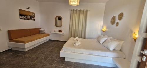 - un petit salon avec un canapé dans l'établissement Marianthi Studios, à Áno Meriá