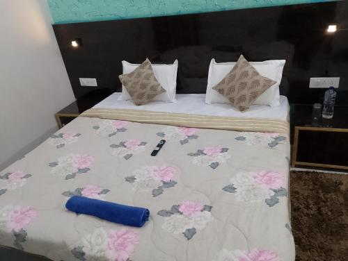 um quarto com uma cama com flores cor-de-rosa em The blessings home stay em Agra