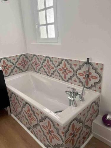 La salle de bains est pourvue d'une baignoire et d'un lavabo. dans l'établissement Villa Benji ~ Villa aan de Côte d'Azur, à Puget-sur Argens