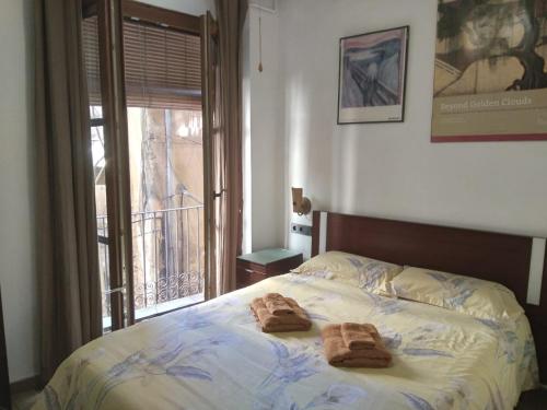 een slaapkamer met een bed met twee handdoeken erop bij Valencia Centro Suite in Valencia