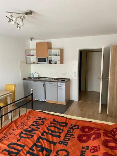 um quarto com uma cozinha e um quarto com uma cama em Privatunterkunft in Wuppertal em Wuppertal