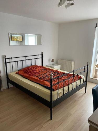 uma cama com um edredão vermelho num quarto em Privatunterkunft in Wuppertal em Wuppertal