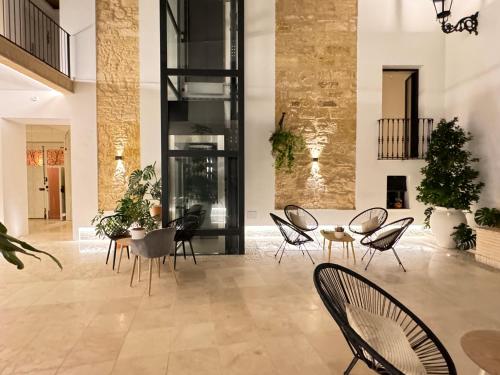 a living room with chairs and a table at Casa Boutique Navarro in Montilla