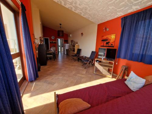 ein Wohnzimmer mit einem Sofa und einem TV in einem Zimmer in der Unterkunft Casa di Poseidone in Brucoli