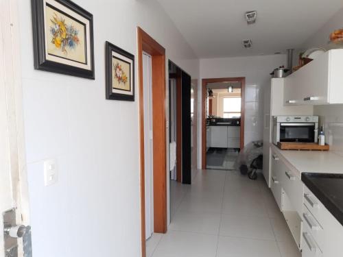 una cucina con banconi bianchi e pavimento bianco di RICARDO Pousada - SUITE MASTER a Vila Velha