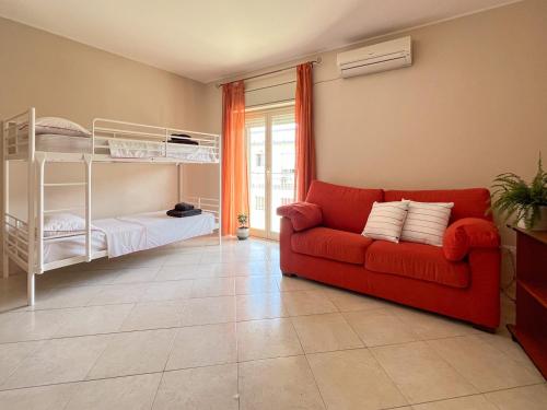 Postel nebo postele na pokoji v ubytování Beach House Roccalumera