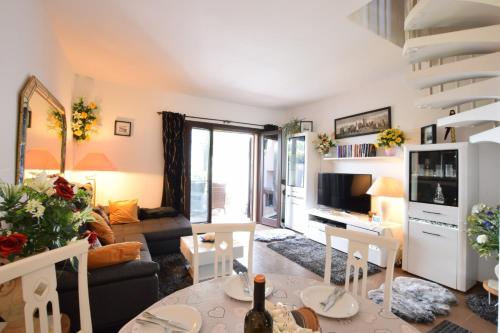 a living room with a couch and a table at Villa Fortuna in Palazzo Vianello