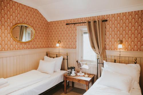 sypialnia z 2 łóżkami i lustrem w obiekcie Tuddal Høyfjellshotel w mieście Tuddal