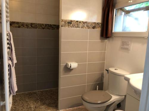 une salle de bain avec toilettes et lavabo dans l'établissement vacances-esprit-cabanes, à Andernos-les-Bains