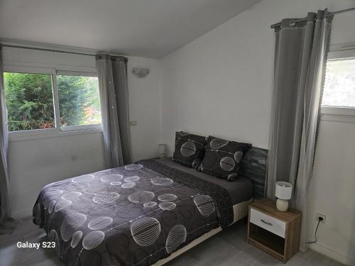 1 dormitorio con cama y ventana en Guest house calme avec accès jardin et piscine, en Flayosc