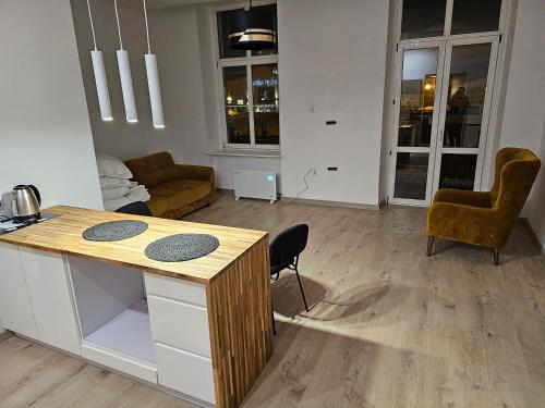 a kitchen and living room with a table and chairs at Apartament w Centrum Kalisza in Kalisz