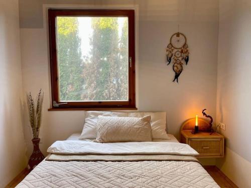 um quarto com uma cama, uma janela e uma mesa em Das Haus am See - der idyllische Privatsee nahe Wien em Tulln