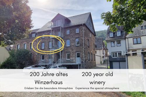 une photo d'une maison avec un cercle jaune sur elle dans l'établissement Terrassenidylle in Winzerhaus, à Bremm