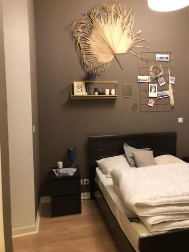 ein Schlafzimmer mit einem Bett und einer Pflanze an der Wand in der Unterkunft Cocon familial avec jardin au cœur de St Servan in Saint-Malo
