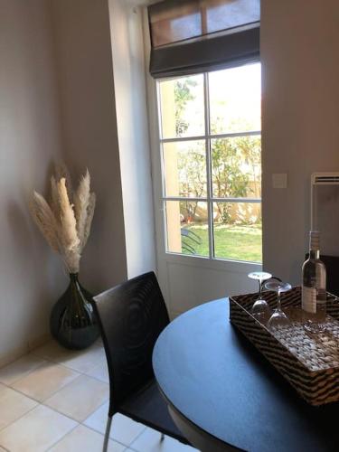 une salle à manger avec une table bleue et une fenêtre dans l'établissement Cocon familial avec jardin au cœur de St Servan, à Saint-Malo