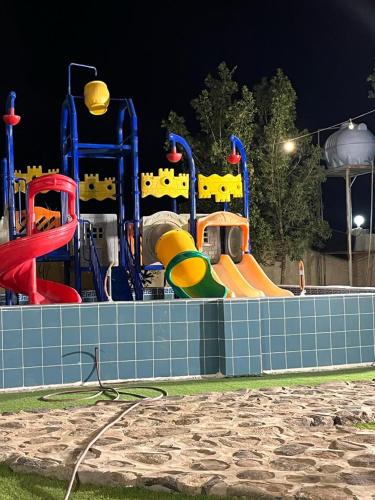 a water park with a playground with slides at منتجع واسطبل نسيم الغولاء in Al Ghūlah