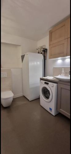 a kitchen with a washing machine and a sink at Belle chambre privée avec douche et toilette indépendantes dans une magnifique villa in Andernos-les-Bains