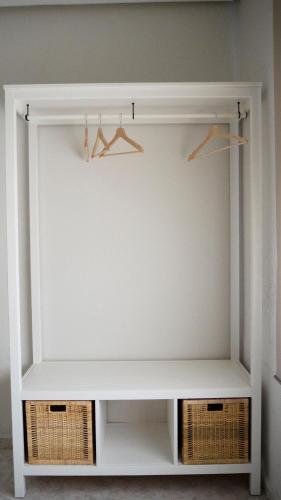 a shelf in a room with baskets and hangers at La Higuera ATCC00793 in Trujillo