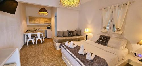 Pleasure Seaside Rooms في بيريسا: غرفة معيشة كبيرة مع أريكة وطاولة