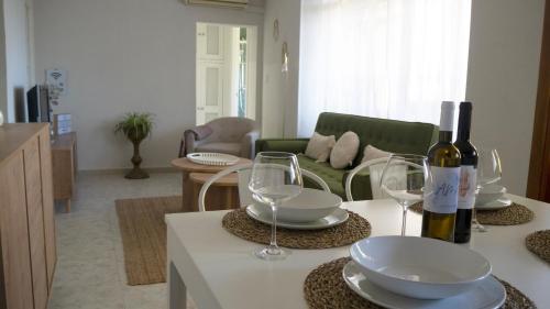 una sala de estar con una botella de vino en una mesa en La Higuera, en Trujillo