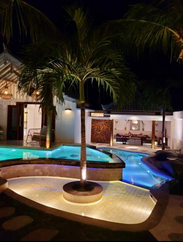 Bazén v ubytování The White Key Luxury Villas nebo v jeho okolí