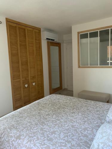 1 dormitorio con 1 cama y vestidor en Chambre 2 dans un petit paradis, en La Londe-les-Maures
