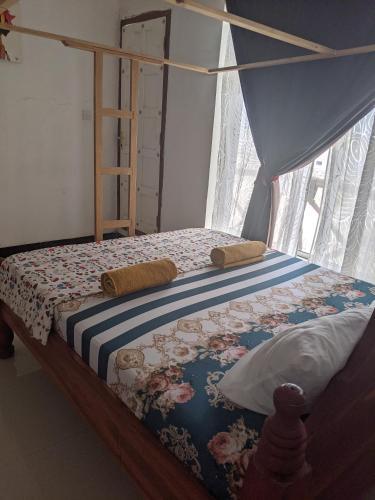 een slaapkamer met een hemelbed bij Kassandra Beach Hotel in Nungwi