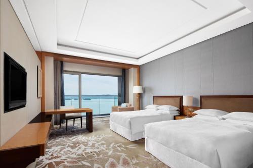 Кровать или кровати в номере Sheraton Qiandao Lake Resort