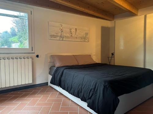een slaapkamer met een bed en een raam bij La Spezia stazione centrale 5 terre - LOFT in La Spezia