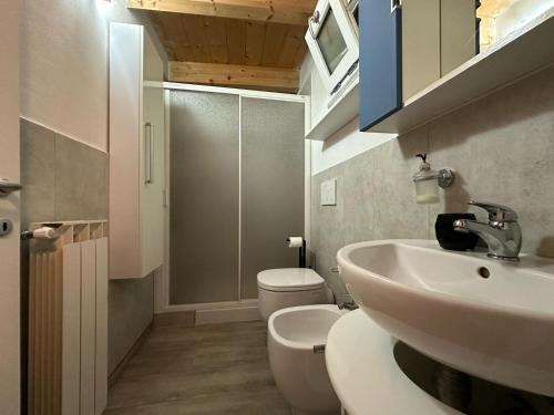 een badkamer met een wastafel en een toilet bij La Spezia stazione centrale 5 terre - LOFT in La Spezia