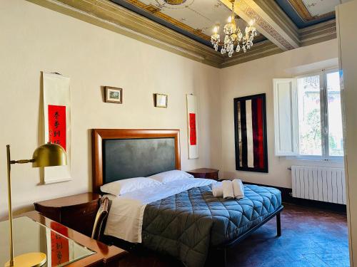 Schlafzimmer mit einem Bett und einem Kronleuchter in der Unterkunft Domus An- Two Bedrooms Apartment -Antique and Historical Home in Siena